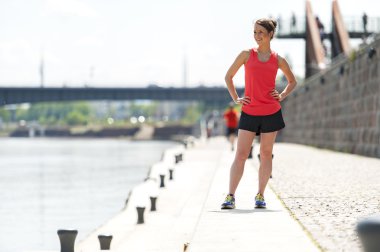 Çalıştırdıktan sonra istirahat kadın. Gülümseyen.