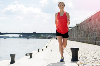 Uygun kadın nehirde koşu.