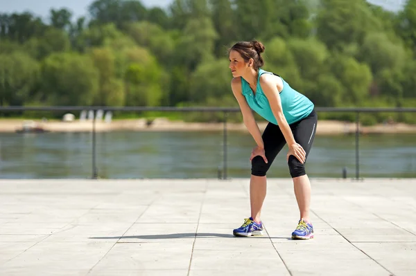 Donna in forma che riposa dopo la corsa nel parco. Corridore . — Foto Stock