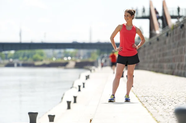 Mujer descansando después de correr. Sonriendo. . —  Fotos de Stock