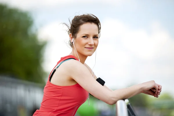 Fit femme jogger repos après course écouter de la musique . — Photo