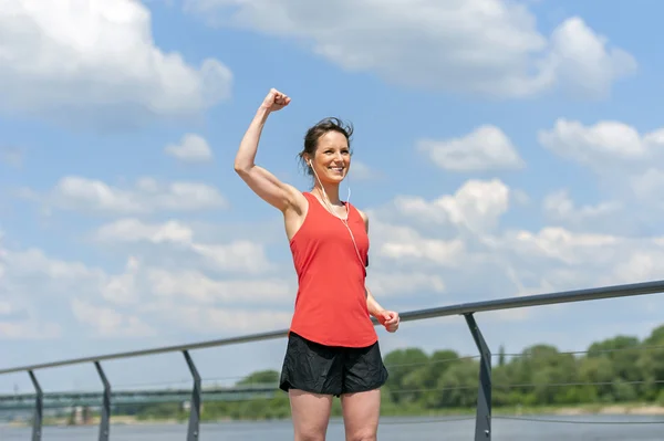 Fit vrouw sprong gelukkig van overwinning winns. — Stockfoto