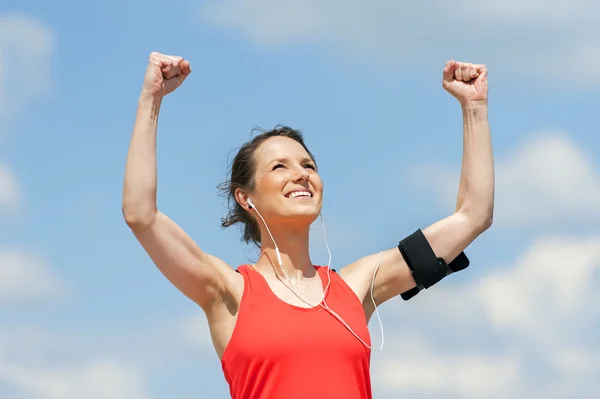 Fit vrouw sprong gelukkig van overwinning winns. — Stockfoto