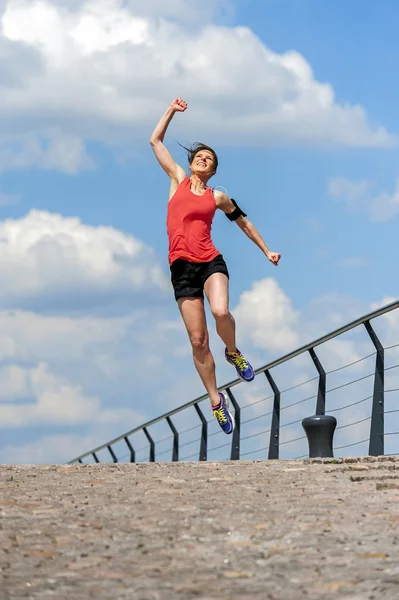 Vältränad kvinna hoppa glad av seger winns. — Stockfoto