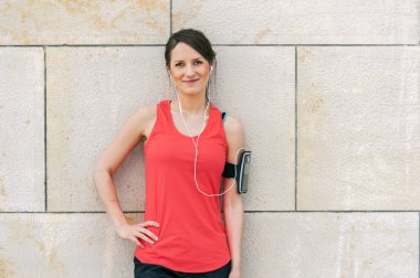 Uygun kadın dinlendikten sonra koşu ve dinleme müzik.