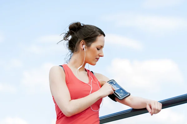 Fit femme repos après le jogging et écouter de la musique . — Photo