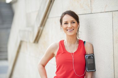 Uygun kadın dinlendikten sonra koşu ve dinleme müzik.