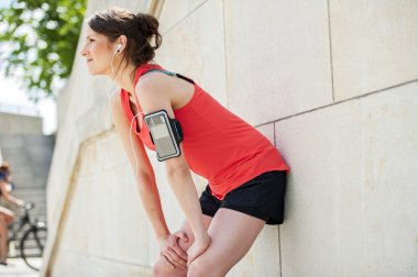 Uygun kadın dinlendikten sonra koşu ve dinleme müzik.