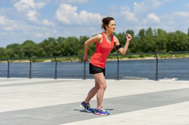 Uygun kadın nehirde koşu. 