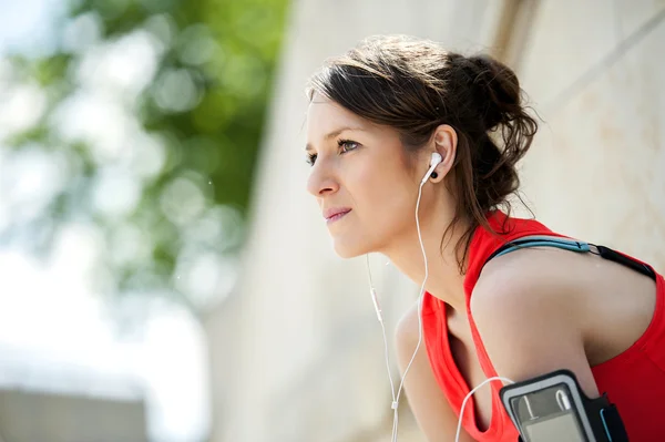 Fit femme repos après le jogging et écouter de la musique . — Photo