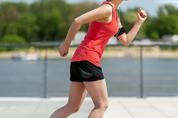 Fit femme jogging par la rivière . — Photo