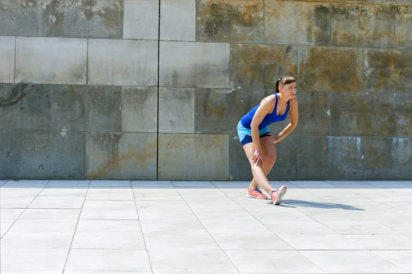 Fitness žena roztáhnout cvičení před montáží. — Stock fotografie