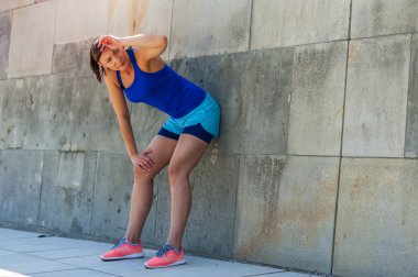 Duvar tarafından çalıştırdıktan sonra istirahat kadın. Açık.