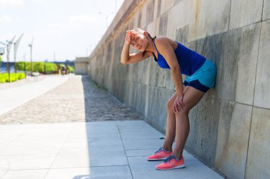 Duvar tarafından çalıştırdıktan sonra istirahat kadın. Açık.