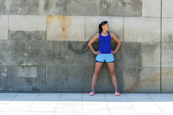 Femme se reposant après avoir couru près du mur. Extérieur . — Photo