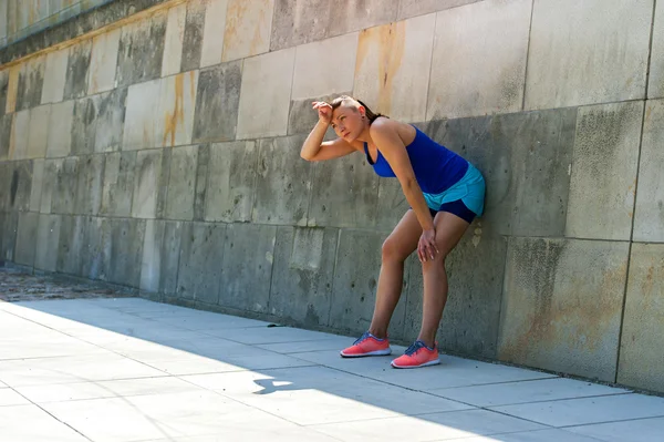 Mulher descansando depois de correr pela parede. Ao ar livre . — Fotografia de Stock