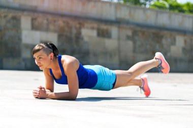 Kadın açık şınav. tek bacak kadar.