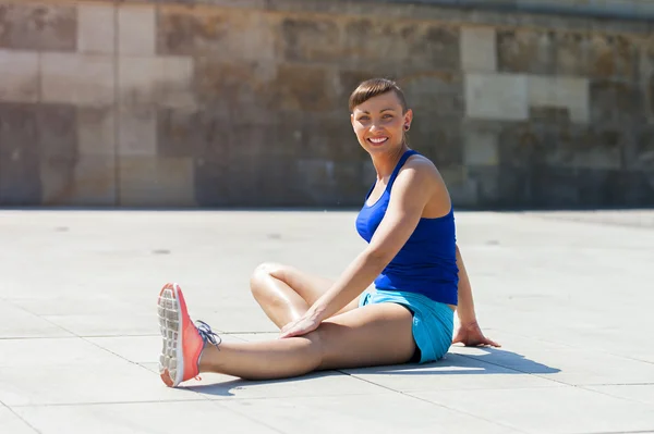 Žena, táhnoucí se po, před jogging. — Stock fotografie