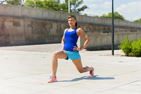 Žena, táhnoucí se po, před jogging. — Stock fotografie