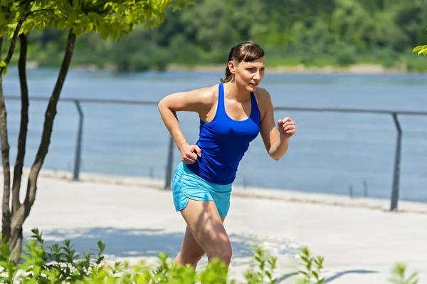 Kobieta Fit jogger odpoczynku po uruchomieniu w parku miejskim. — Zdjęcie stockowe