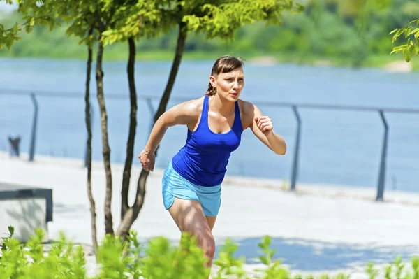 Genç kadın Şehir Parkı koşu yerleştirmek. — Stok fotoğraf