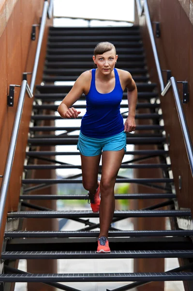 Aktiv kvinna springa i trappor jogging. — Stockfoto