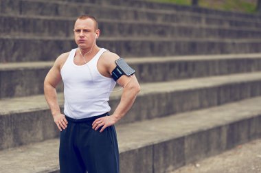 Adam koşu sonra dinlenme.