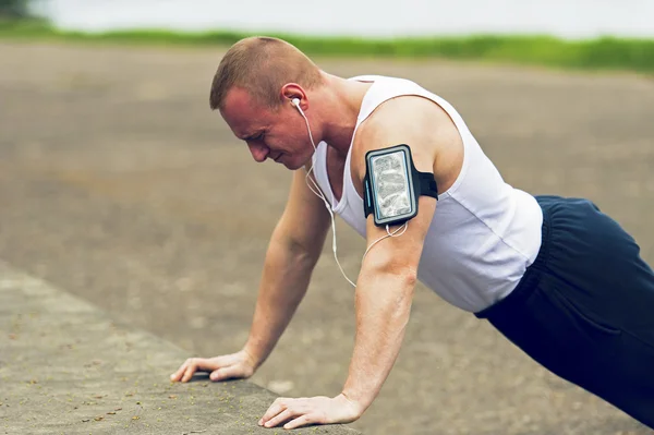 Hombre activo haciendo flexiones al aire libre . —  Fotos de Stock