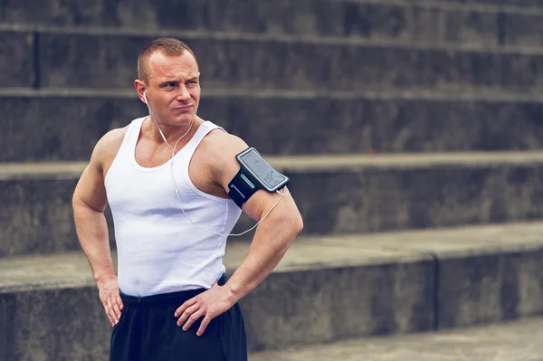 Man rust na het joggen. — Stockfoto