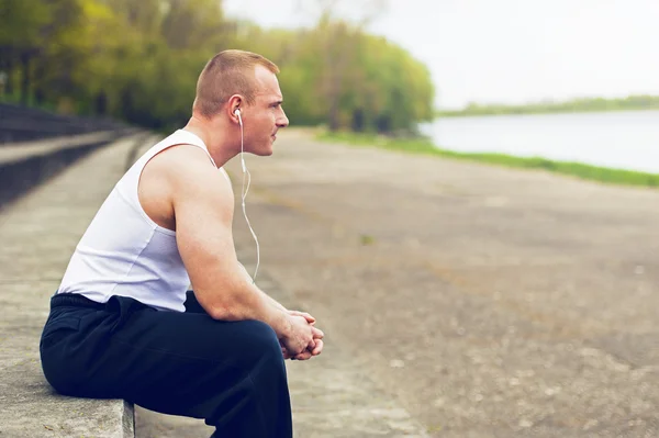 Homme se reposant après le jogging . — Photo