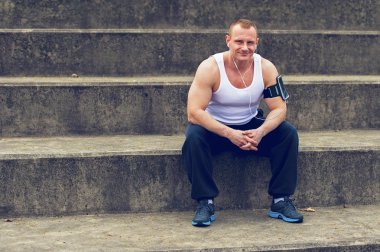 Adam koşu sonra dinlenme.