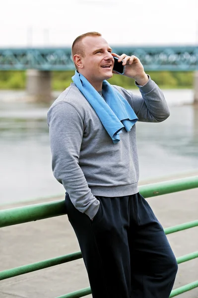 Aktiva jogger talar av mobiltelefon. — Stockfoto