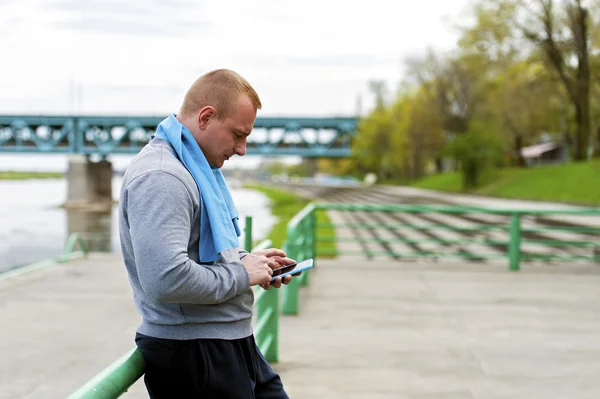 Hombre activo hablando por teléfono celular . — Foto de Stock