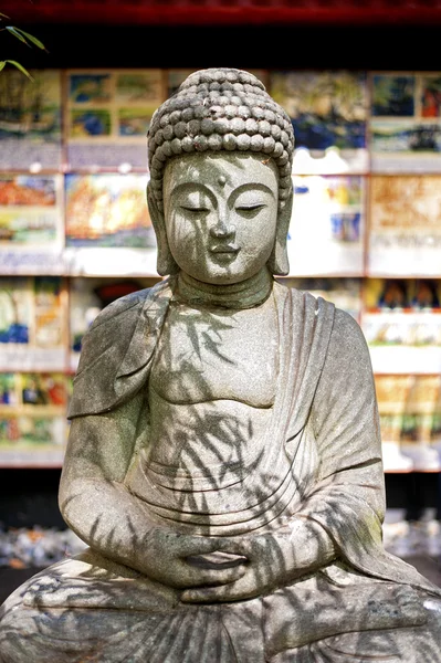 Budda monumento di pietra. Con ombra di bambù . — Foto Stock