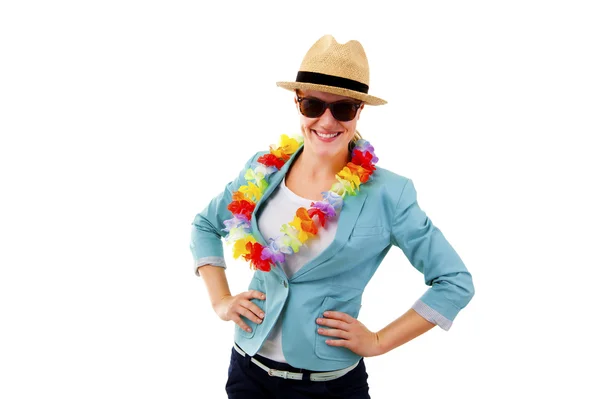 Frau mit Hawaii-Girlanden und Sonnenbrille lächelt — Stockfoto