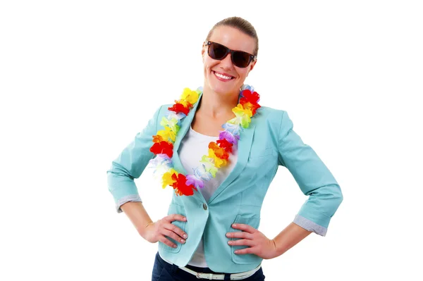 Hawaii girlands ve gülümseyen güneş gözlüğü ile kadın — Stok fotoğraf