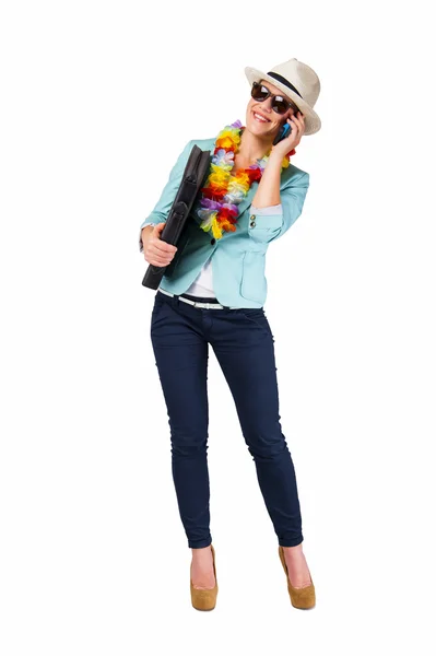 Mulher falando por telefone sorrindo em flores hawaii sobre costas brancas — Fotografia de Stock