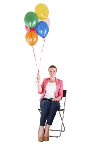 Mujer con globos sobre fondo blanco sonriendo — Foto de Stock