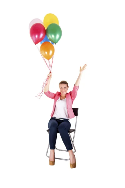 Женщина с воздушными шарами на белом фоне улыбается — стоковое фото