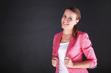 koyu arka plan üzerinde pembe siute kadın