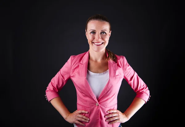 Mujer de negocios sobre fondo oscuro — Foto de Stock