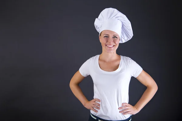 Vrouw chef-kok glimlachen over donkere achtergrond — Stockfoto