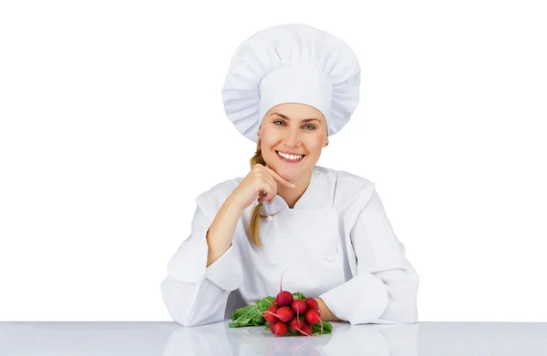 Женщина-повар. Изолированный на белом фоне за столом с овощами — стоковое фото