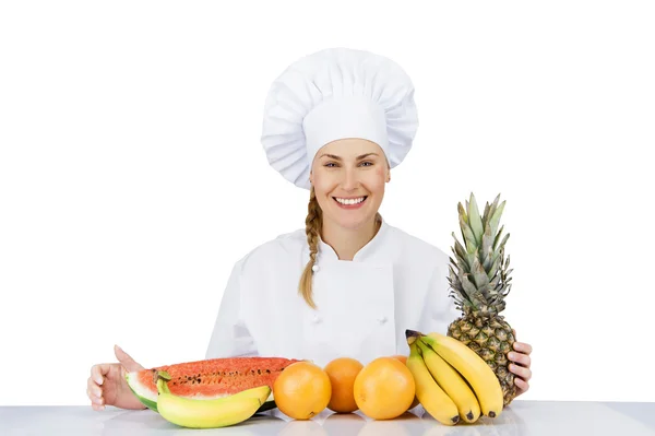 Donna chef sopra il tavolo con frutta sorridente. isolata — Foto Stock