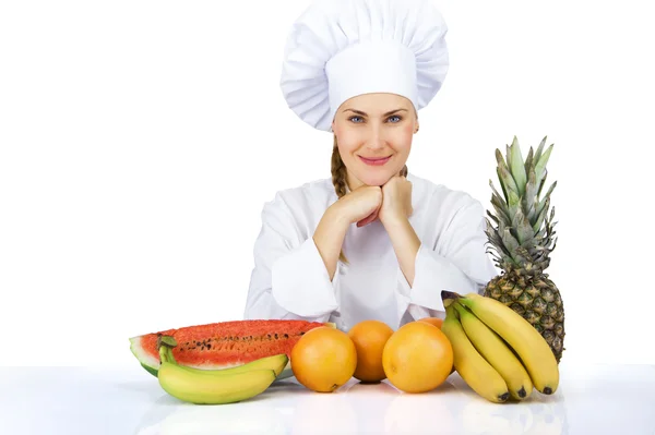 Donna chef sopra il tavolo con frutta sorridente. isolata — Foto Stock