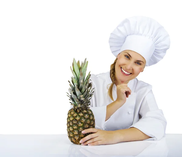 Mulher chef de uniforme. Isolado em fundo branco com pineapp — Fotografia de Stock