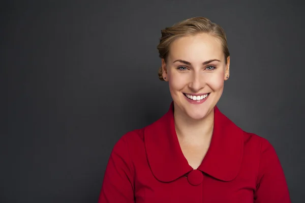 Porträtt av en vacker ung affärskvinna stående mot gr — Stockfoto