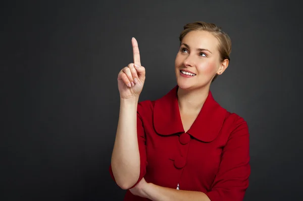 Zakenvrouw glimlach punt vinger naar lege kopie ruimte, zakelijke w — Stockfoto