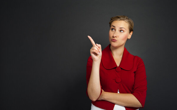 Бизнесвумен с улыбкой указывает пальцем на пустое копировальное пространство, бизнес
