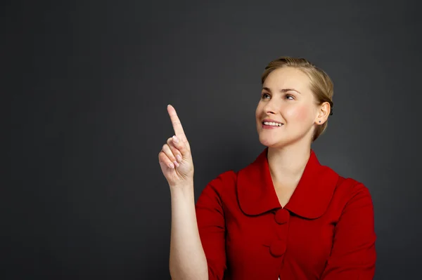 Mujer de negocios sonrisa señalar el dedo al espacio de copia vacía, w negocio —  Fotos de Stock